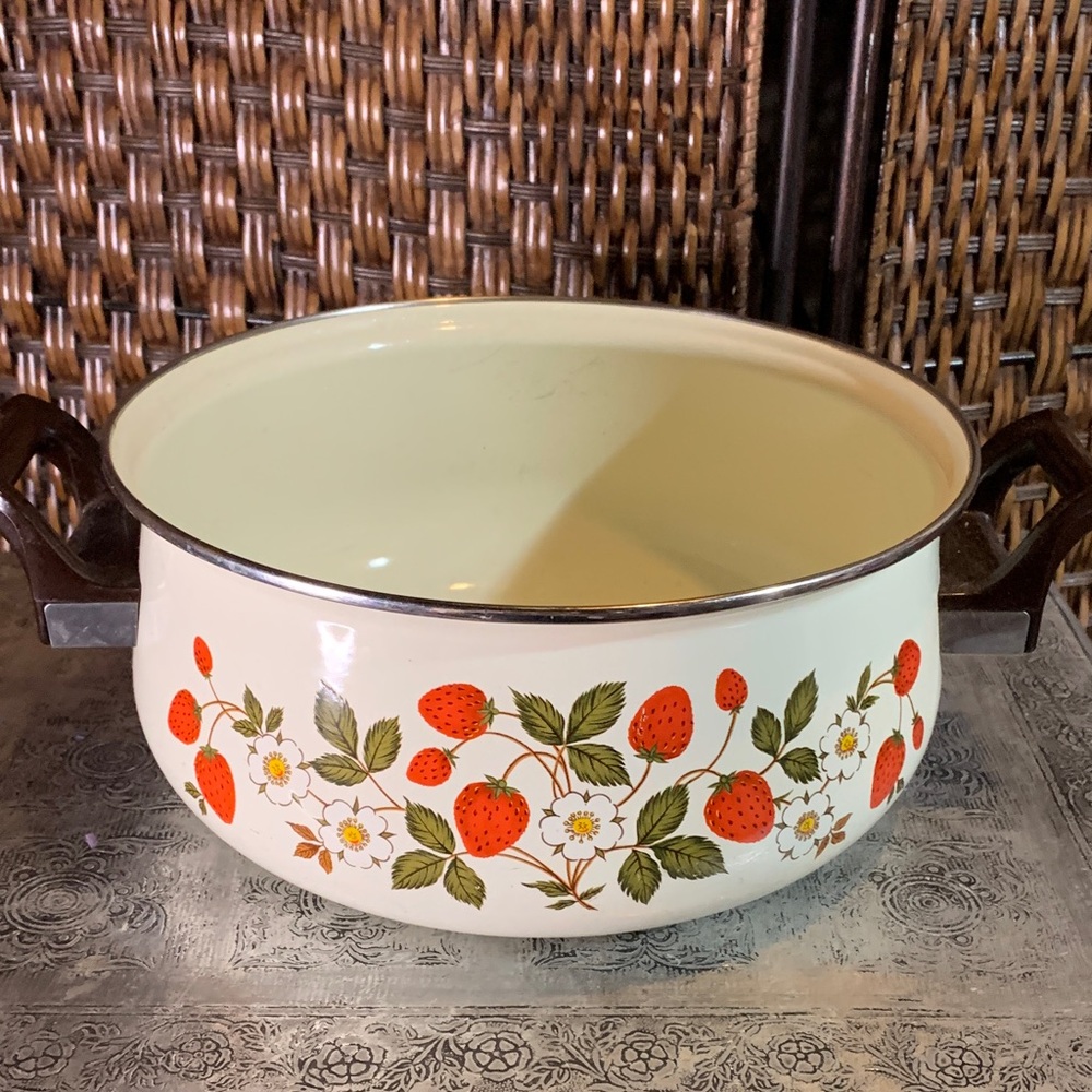 🚫SOLD🚫Vintage Strawberries & Cream Strawberry Print Pot No Lid